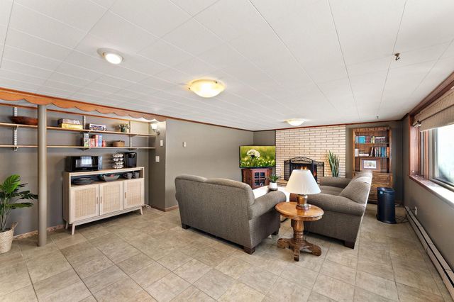 3100 Oxford Street N, Roseville, MN 55113