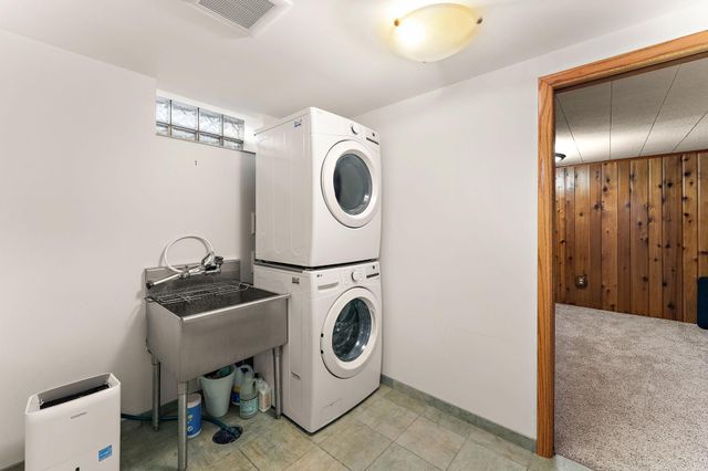 3100 Oxford Street N, Roseville, MN 55113