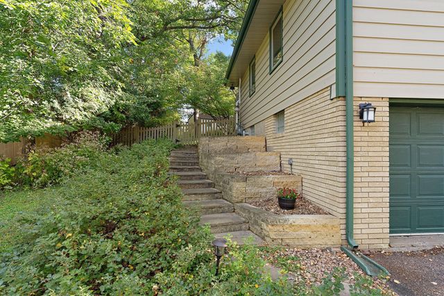 3100 Oxford Street N, Roseville, MN 55113