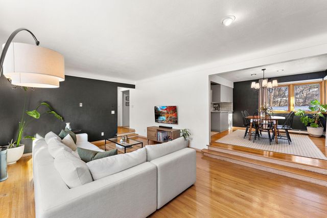 3100 Oxford Street N, Roseville, MN 55113