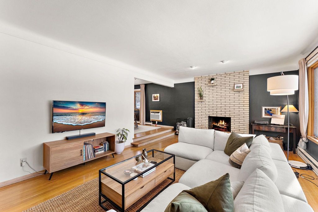 3100 Oxford Street N, Roseville, MN 55113