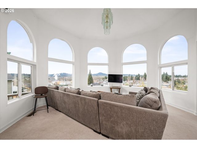 805 QUEENS Ave, Creswell, OR 97426