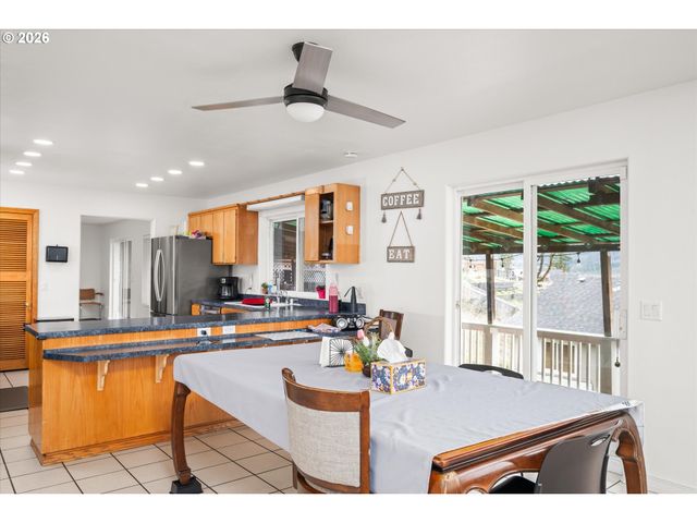 805 QUEENS Ave, Creswell, OR 97426