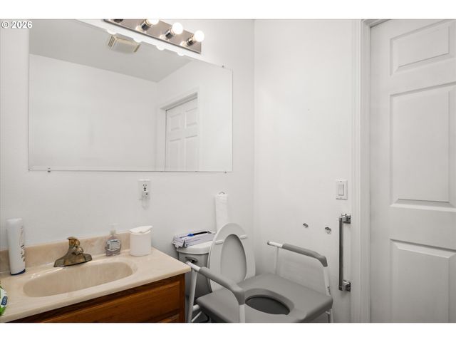 805 QUEENS Ave, Creswell, OR 97426