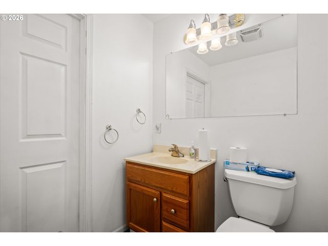 805 QUEENS Ave, Creswell, OR 97426