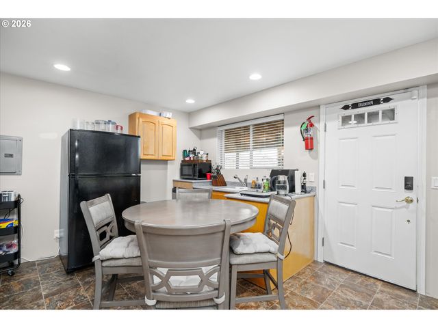 805 QUEENS Ave, Creswell, OR 97426