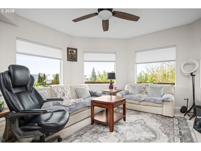 805 QUEENS Ave, Creswell, OR 97426