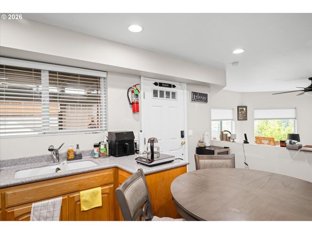 805 QUEENS Ave, Creswell, OR 97426