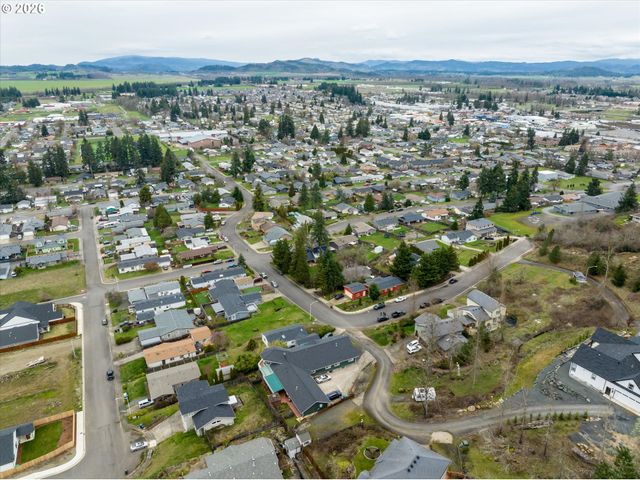 805 QUEENS Ave, Creswell, OR 97426