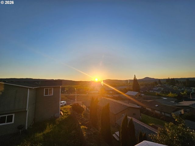 805 QUEENS Ave, Creswell, OR 97426