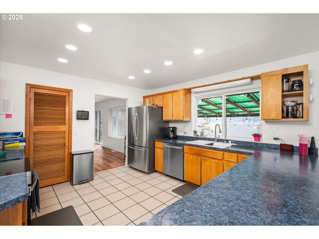 805 QUEENS Ave, Creswell, OR 97426