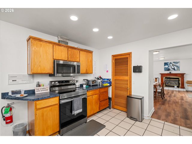 805 QUEENS Ave, Creswell, OR 97426