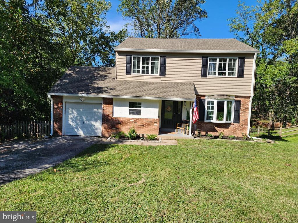 19 IROQUOIS DR, Royersford, PA 19468