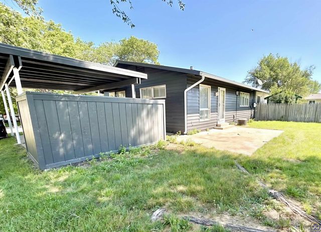 7132 SW Lario LN, Topeka, KS 66619