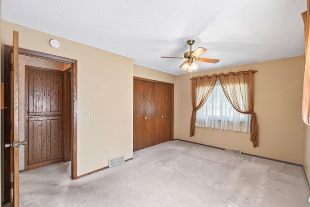 882 90th Avenue NW, Coon Rapids, MN 55433