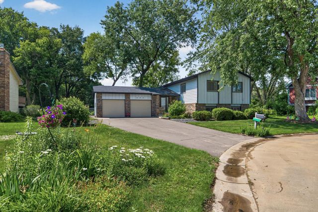 882 90th Avenue NW, Coon Rapids, MN 55433