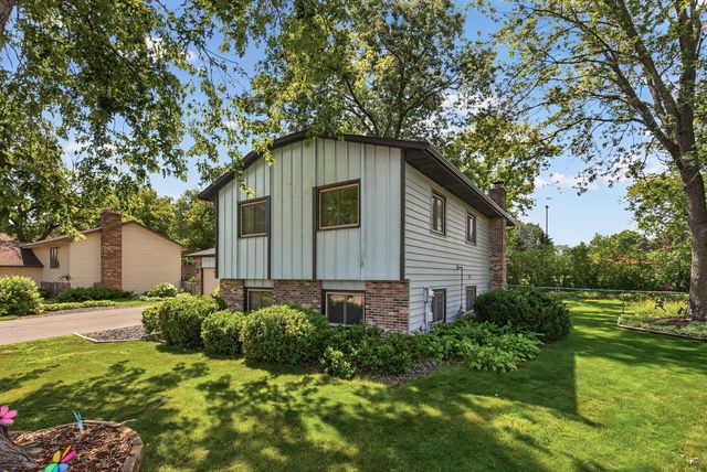 882 90th Avenue NW, Coon Rapids, MN 55433