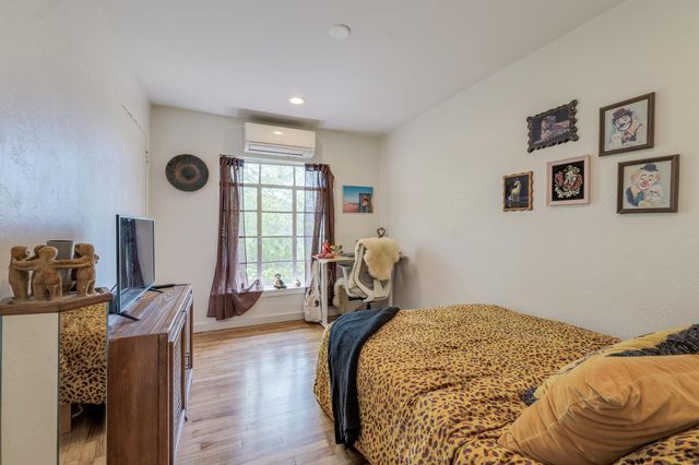 1402 Ashwood RD, Austin, TX 78722