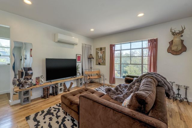 1402 Ashwood RD, Austin, TX 78722