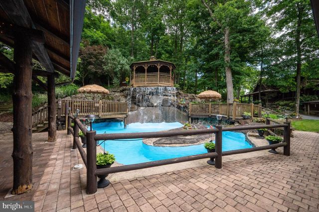 2101 OLD LANCASTER PI, Reinholds, PA 17569