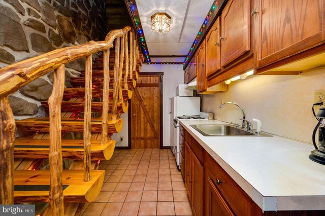 2101 OLD LANCASTER PI, Reinholds, PA 17569