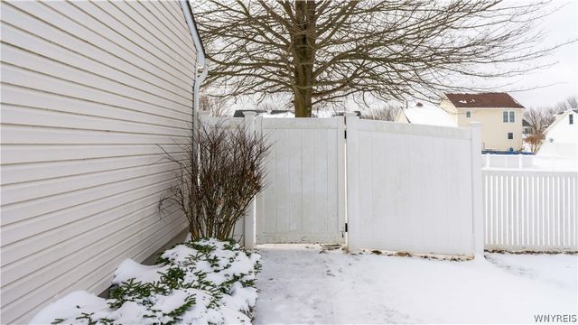 16 Park Walk, Lancaster, NY 14086