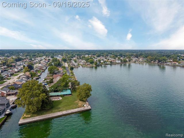 22516 Beach Street, Saint Clair Shores, MI 48081