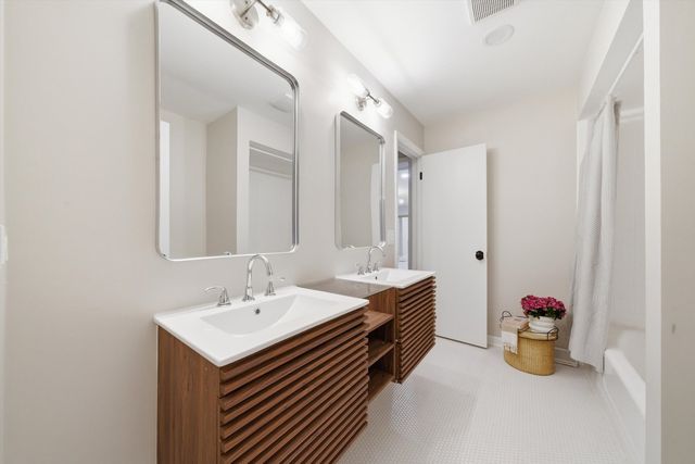 9248 N Maryland Street, Niles, IL 60714