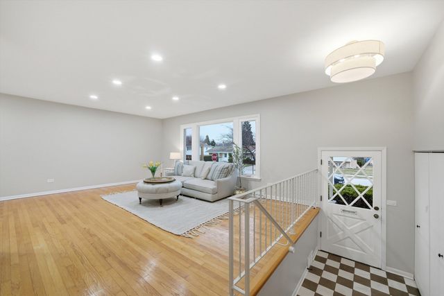 9248 N Maryland Street, Niles, IL 60714