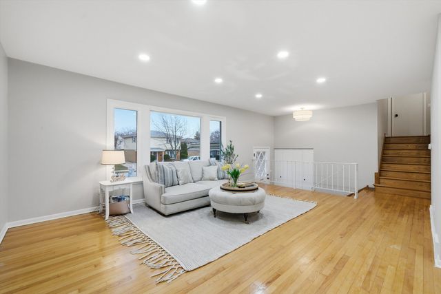 9248 N Maryland Street, Niles, IL 60714