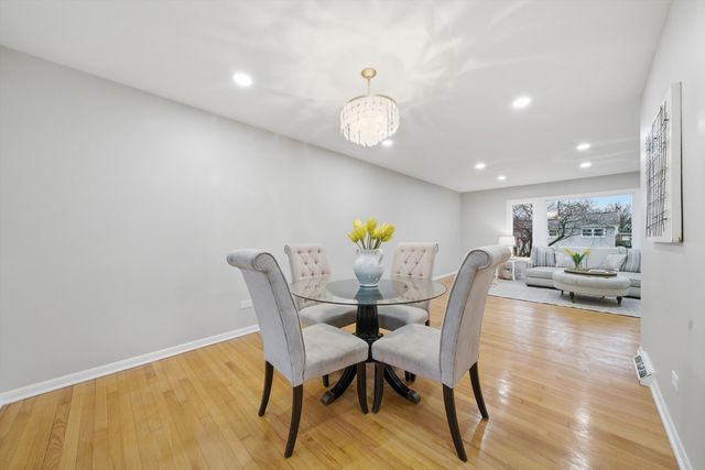 9248 N Maryland Street, Niles, IL 60714