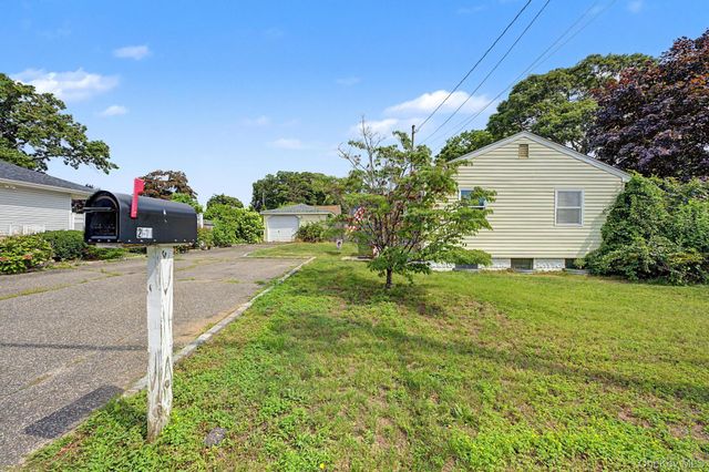 257 Elizabeth Avenue, Holbrook, NY 11741