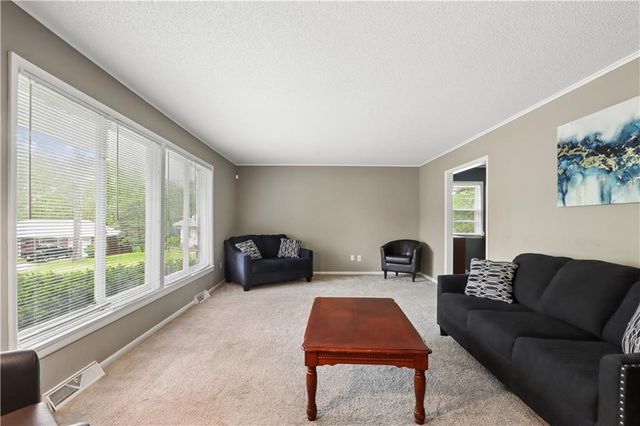 6155 NE Circle View Drive, Kansas City, MO 64118