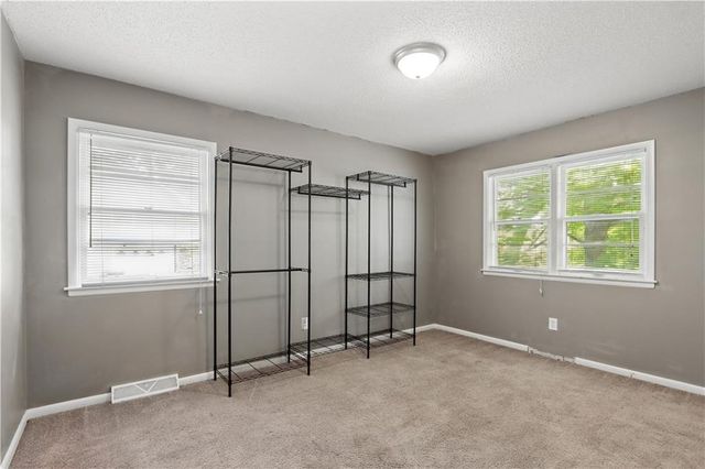 6155 NE Circle View Drive, Kansas City, MO 64118