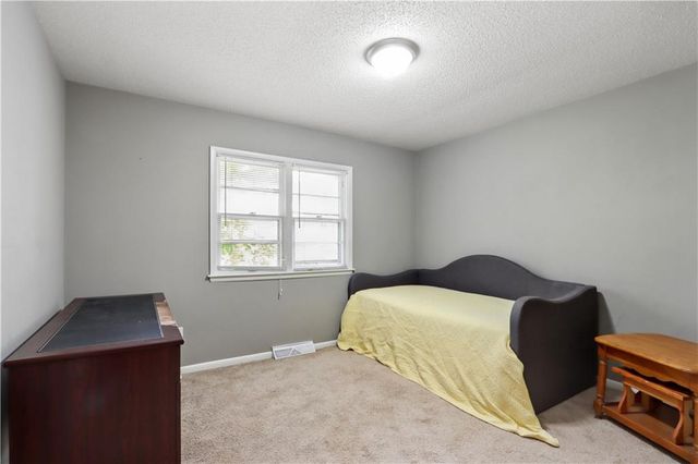 6155 NE Circle View Drive, Kansas City, MO 64118