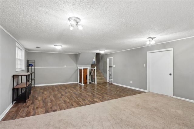 6155 NE Circle View Drive, Kansas City, MO 64118