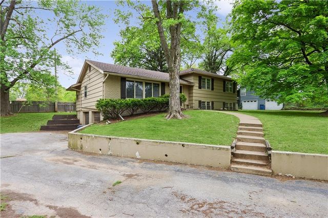 6155 NE Circle View Drive, Kansas City, MO 64118