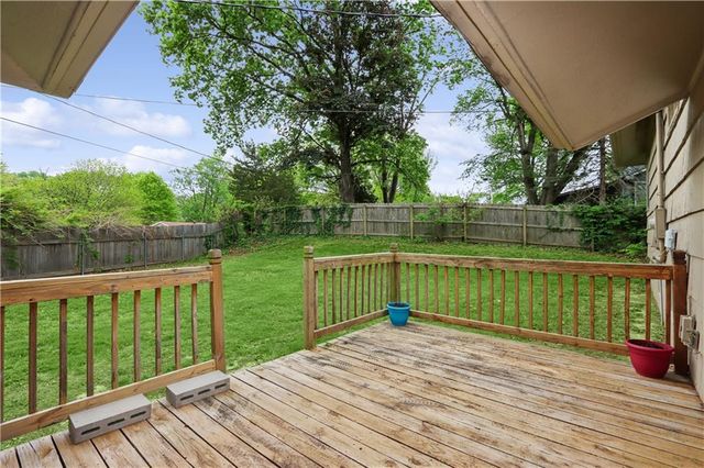 6155 NE Circle View Drive, Kansas City, MO 64118