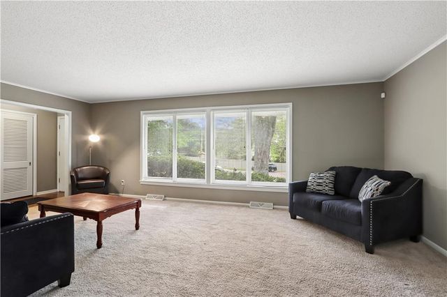 6155 NE Circle View Drive, Kansas City, MO 64118