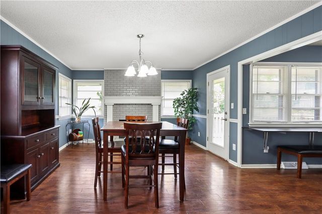 6155 NE Circle View Drive, Kansas City, MO 64118