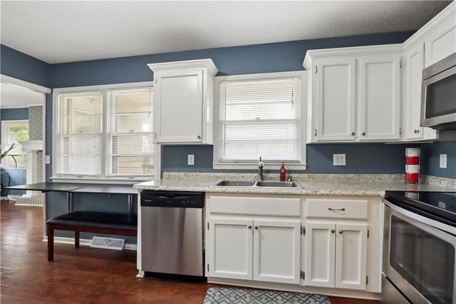 6155 NE Circle View Drive, Kansas City, MO 64118