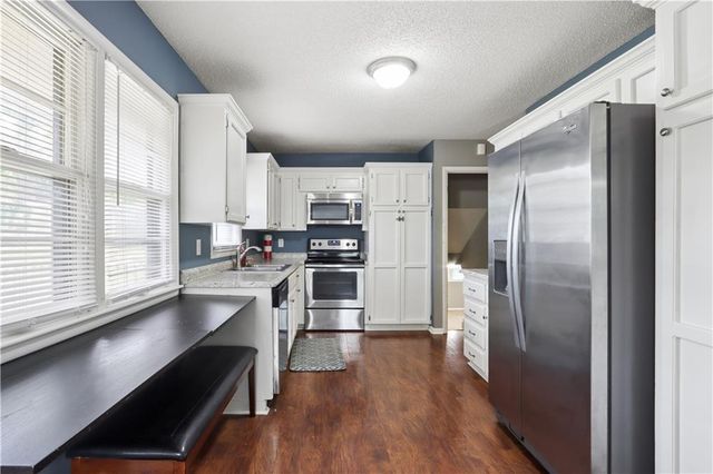 6155 NE Circle View Drive, Kansas City, MO 64118