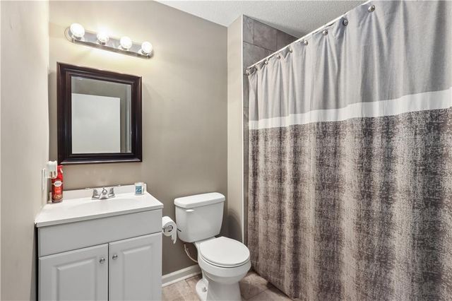 6155 NE Circle View Drive, Kansas City, MO 64118