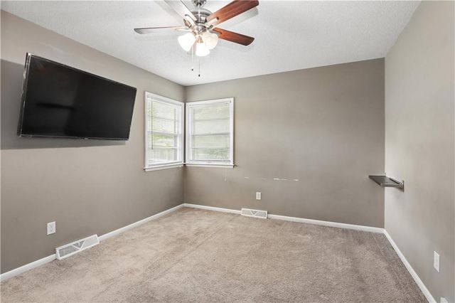 6155 NE Circle View Drive, Kansas City, MO 64118