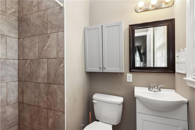 6155 NE Circle View Drive, Kansas City, MO 64118