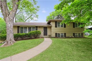 6155 NE Circle View Drive, Kansas City, MO 64118