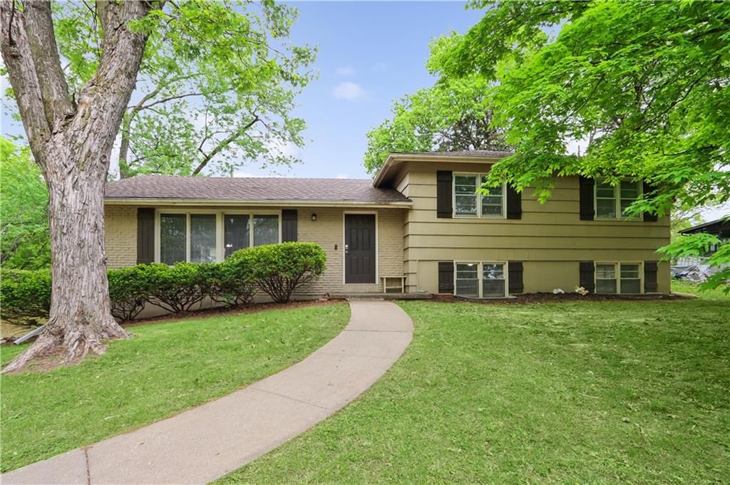 6155 NE Circle View Drive, Kansas City, MO 64118
