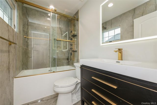 17 East Avenue, Hicksville, NY 11801