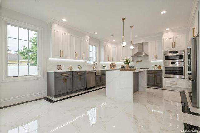 17 East Avenue, Hicksville, NY 11801