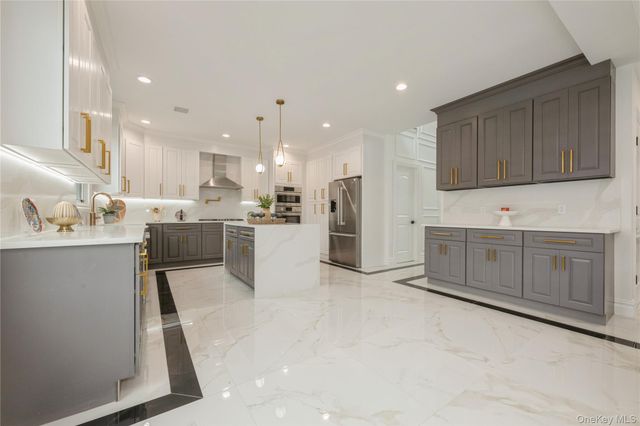 17 East Avenue, Hicksville, NY 11801